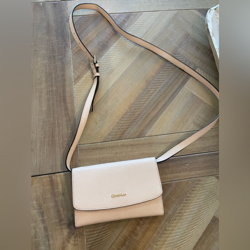 Calvin Klein smartphone crossbody- used twice